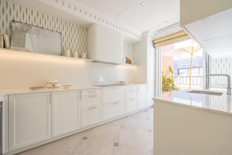 cocina blanca luminosa